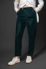 Pantalón de terciopelo color azul marino, de corte recto y tiro alto, con bolsillos laterales y trabillas para cinturón.