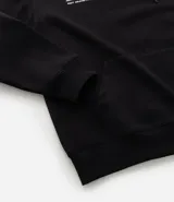 Buzo con capucha y bolsillo canguro, confeccionado en algodón con felpa. Presenta un diseño estampado con temática de carreras en el frente y la espalda, con corte relajado y cordón ajustable en la capucha.