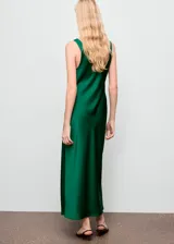 Vestido midi de satén en color verde esmeralda, con cuello redondo escotado y tirantes anchos. Presenta un diseño recto y fluido, sin mangas y sin cierre.