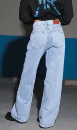 Pantalón de jean celeste con lavado ice, corte oversize y tiro medio alto.