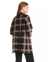 Cardigan de tejido de punto con estampado a cuadros, cuello con solapa y abertura frontal. Diseño de corte recto y manga larga.