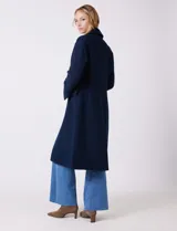 Tapado largo de lana Michael Kors, de corte recto y silueta estructurada. Presenta cuello con solapas amplias, cierre frontal con botones y bolsillos laterales con tapa. Incluye forro interno a tono.