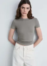 Camiseta de manga corta y cuello redondo, confeccionada en tejido de punto acanalado con diseño entallado al cuerpo.