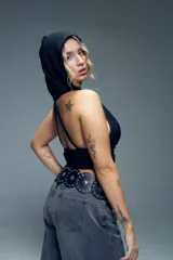 Top negro cruzado sin mangas y con capucha, cuenta con tiras cruzadas en la espalda.