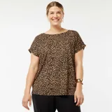 Camiseta de mangas cortas con estampado animal print de leopardo en tonos marrones y negros.