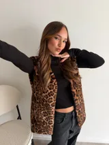 Chaleco de piel sintética con estampado animal print de leopardo, sin mangas y diseño largo.