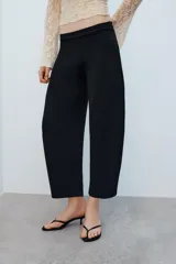 Pantalón de tiro medio, corte balloon con pierna ancha y cintura elástica.