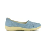 Zapato bajo color beige con capellada calada con diseño floral.