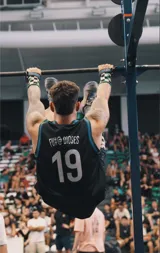 Musculosa de básquet negra con detalles en turquesa, con nombre "Hermod" y número "19" estampados en blanco.