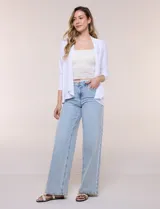 Cárdigan blanco de manga tres cuartos, con diseño abierto en estilo cascada y ruedo irregular.