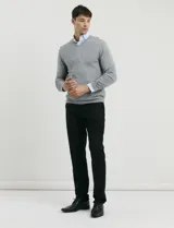 Sweater de punto con escote en V y manga larga, con puños y ruedo acanalados.