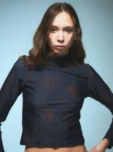 Polera negra de lycra estampada con dragones rojos, de manga larga y cuello alto.