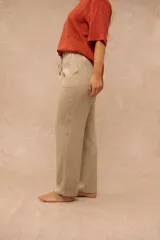 Pantalón de corte recto y holgado color taupe, con cintura elástica ajustable mediante cordón y bolsillos laterales.