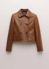 Chaqueta corta de cuero color marrón, de doble botonadura, cuello solapa y manga larga.