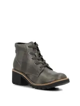Botin de estilo urbano con cordones, confeccionado en material sintético color gris oscuro. Presenta taco cuadrado y suela de goma con relieve para mayor tracción.