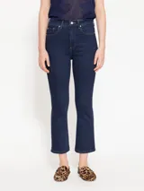 Jeans azul oscuro con corte cropped, tiro medio y pinzas diagonales en la parte delantera.