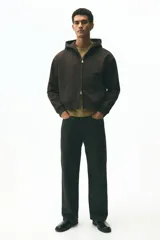 Campera con capucha de H&M, confeccionada en tejido pesado de algodón. Presenta cierre frontal, bolsillos tipo canguro, capucha forrada y puños y bajo acanalados. Diseño de corte holgado.