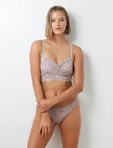 Bralette de encaje floral color beige, con breteles regulables y cierre trasero de tres posiciones.