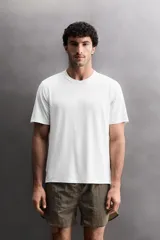 Camiseta de entrenamiento Zara Athleticz de corte regular, confeccionada en tejido técnico elástico y ligero con estructura. Presenta cuello redondo, manga corta con detalle de parche, costuras planas y logo estampado en el pecho.