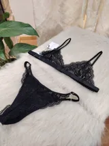 Conjunto de lencería compuesto por un bralette de encaje con breteles regulables y una tanga regulable con corte media less y entrepierna de algodón.
