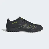 Championes de fútbol Adidas Predator Club diseñados para césped sintético. Cuentan con un exterior sintético negro con textura Strikeprint para mejorar el control de la pelota, detalles en color amarillo flúor y suela de caucho con tacos bajos.