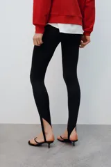 Leggings negros de tiro alto con diseño fuseau en el bajo.