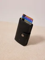 Tarjetero pop up color marrón de cuero sintético.