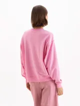 Buzo de cuello redondo en color rosado, con un diseño combinado en el pecho que incluye un panel superior bordó, detalles de encaje y la inscripción "IBIZA 84" en tono beige.