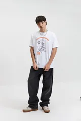 Remera blanca de manga corta con estampado frontal que simula un diagrama de "Photosynthesis is Fun" con una planta de cannabis.