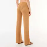 Pantalón de playa de punto croché color marrón tostado, de corte recto y holgado, ideal para usar sobre el traje de baño.