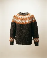 Buzo tejido de punto con diseño de canesú estampado en tonos naranja, blanco y marrón oscuro. Presenta cuello redondo, mangas largas con puños acanalados y un corte clásico.
