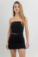 Top strapless confeccionado en tejido elástico con apliques de strass que aportan un efecto brillante tipo glitter. Silueta al cuerpo, calce cómodo y sin cierre.