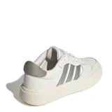 Championes Adidas Lite Court de estilo urbano, confeccionados en material sintético blanco con las icónicas tres tiras laterales en gris. Presentan cordones al tono, logo en la lengüeta en color rosado y suela de plataforma con tecnología Cloudfoam para mayor amortiguación.