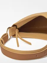 Bolso de hombro Adolfo Dominguez modelo Luna, con diseño de media luna y textura granulada. Cuenta con un compartimento principal con cierre de cremallera y asa corta regulable con detalle metálico.