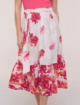 Vestido midi combinado de la marca Figueroa & Flower, con torso de modal azul sin mangas y cuello redondo, y falda evasé de rayón con estampado floral y paisajes en tonos blancos y azules, con cintura elastizada y lazo para anudar.
