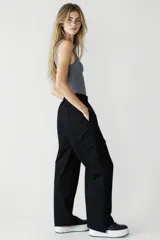 Pantalón cargo negro de tiro alto y corte ancho.