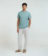 Remera color rosa claro, de corte recto y manga corta.