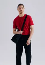 Remera básica celeste de corte regular, con cuello redondo y mangas cortas.