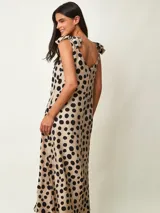 Vestido midi negro con estampado gráfico en blanco, de corte amplio y escote redondo con tirantes anudados en los hombros.