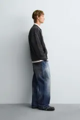 Chaqueta tipo bomber de punto compacto con efecto lavado, cuello subido, manga larga y cierre frontal con cremallera. Presenta bolsillos de vivo en la cadera y acabados en rib.
