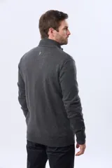 Campera tejida de lana color azul marino, con cuello alto, cierre metálico frontal y bolsillos laterales. Presenta detalles en cuero y logo bordado.