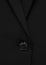 Blazer de corte entallado con solapas de muesca, cierre frontal de un botón, hombros estructurados y mangas largas con puños abotonados. Cuenta con dos bolsillos de ribete delanteros y un bolsillo de ribete en el pecho.