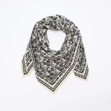 Foulard cuadrado de gran tamaño con estampado floral en color azul sobre fondo beige y borde geométrico.