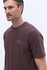 Remera de manga corta color beige, con cuello redondo y estampado de lettering en el pecho.