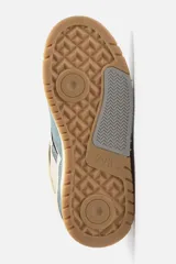 Zapatilla deportiva de caña baja, con cordones, fabricada en combinación de piezas de cuero sintético y malla. Detalle de cordones gruesos. Plantilla OrthoLite®. Suela con detalles a contraste en marrón, gris y blanco.