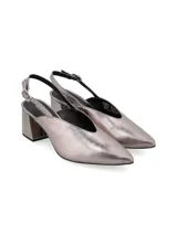 Zapato tipo slingback de cuero metalizado color plomo, con punta fina y taco cuadrado de altura media.