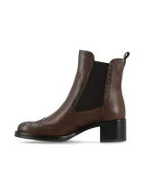 Bota estilo Chelsea de cuero napa color chocolate, con diseño tipo Oxford y detalles de perforaciones decorativas. Cuenta con elásticos laterales, taco cuadrado medio y suela de goma.
