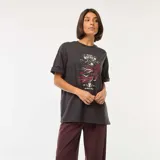 Remera negra de corte recto y mangas cortas con dobladillo. Estampado frontal con el texto "Made for Mayhem" y un diseño de villanos de Disney.