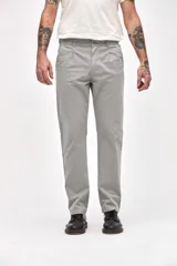 Pantalón chino de gabardina color gris, con corte slim, bolsillos laterales y pretina con elástico.