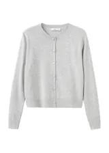 Cardigan gris claro de punto con cierre frontal de botones, cuello redondo y mangas largas.